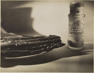 [Stilleven met asperges en potje mayonaise]. door Francis Bruguière