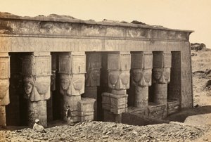 "Egypte en Palestina": gevel van de pronaos van de tempel uit de Romeinse tijd gewijd aan de godin Hathor in Dandara, Opper-Egypte