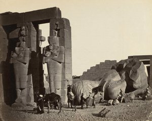 Gevallen standbeeld bij het Ramesseum, Thebe door Francis Frith