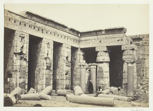 Binnenplaats van Medinet Habbo, Thebe, 1857