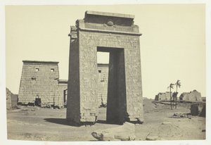 Gebeeldhouwde poort, Karnac door Francis Frith