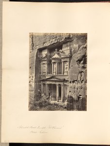 Prachtige rotstempel, "El Khusne", Petra, Edom door Francis Frith