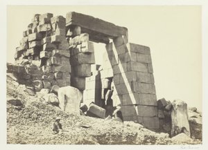 De granieten pyloon, Thebe door Francis Frith