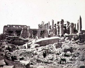 De Tempel van El-Karnak vanuit het Zuidoosten door Francis Frith