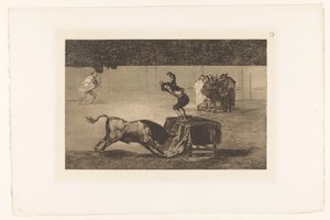 Stierenvechter staand op een tafel in de arena