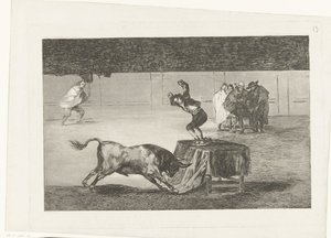 Stierenvechter staand op een tafel in een arena door Francisco de Goya