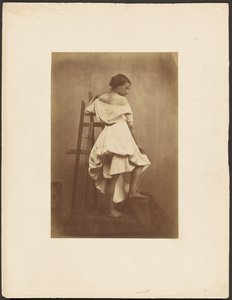 Model in witte jurk met schildersezel