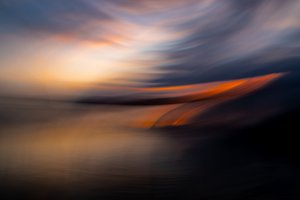 Levendige zonsondergang met bewegingsonscherpte