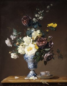 Rozen en andere bloemen in een blauw-witte vaas en een theekopje op een rand, 1876