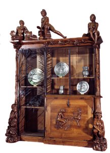 Meubilair: boekenkast van walnoot en smeedijzer gemaakt door Francois Hubert Carabin 1890. Parijs, Orsay Museum