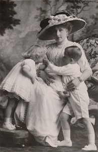 Koningin Victoria van Spanje met Prins Alfonso, Prinses Maria Christina en Prinses Beatrice, 1911