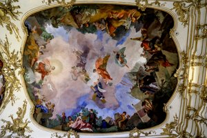 Plafondschildering in de grote galerij van paleis Schönbrunn met een allegorie van vrede en voorspoed, Wenen, Oostenrijk, 2024 (foto)