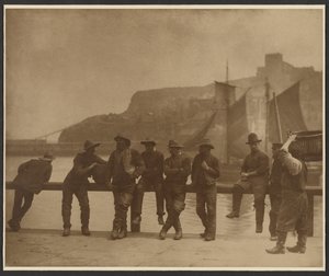[Vissers van Whitby op het hek van de pier]. door Frank Meadow Sutcliffe