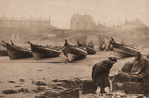 Vrouwen laden vis in manden van de vissersboten, Whitby Haven