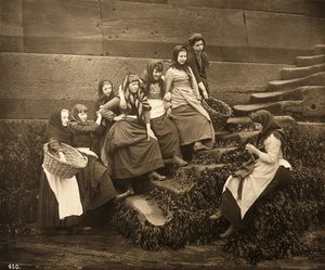 Vrouwen wachten op de vangst van de dag, Whitby Haven, Noord-Yorkshire, c.1899