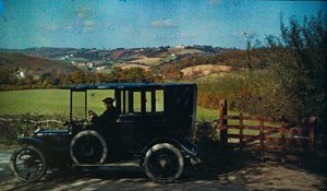 Vroege kleurenautochrome circa 1916. Man in een auto, mogelijk de fotograaf in Engeland door Franklin Price Knott