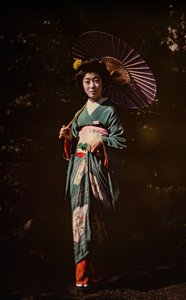 Japanse vrouw met parasol en kimono, vroege kleurenautochrome, circa 1916 door Franklin Price Knott