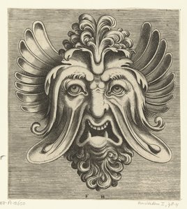 Masker met uitgezakte wangen, twee spitse ondertanden en een toef krullen rustend op de neuswortel
