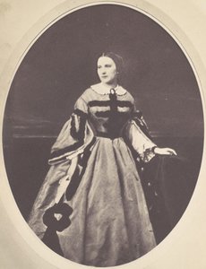 [Vrouwelijk portret, staand, naar links kijkend], 1850s-60s
