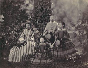 [Zittende dame in gestreepte jurk met vier kleine meisjes]