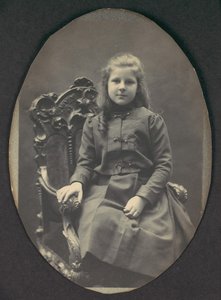 [Meisje met krullen, zittend, driekwart lengte] door Frederick Gutekunst