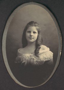 [Meisje met witte off-the-shoulder jurk], 1890s