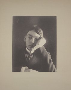 Jongen in pak met hand tegen gezicht, ca. 1896 door Frederick Holland Day