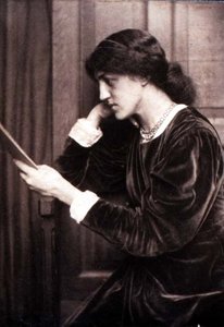 Portretfoto van May Morris, dochter van Jane Morris door Frederick Hollyer