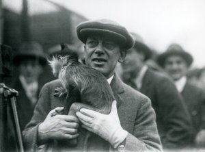 Een Zwartkuifmangabey, mogelijk Freckles, met zijn verzorger, tijdens een buitenuitzending van London Zoo, 1925 door Frederick William Bond