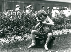 Een jong meisje Betty met een Oostelijke Indigo Slang, zittend op een leren koffer, London Zoo, 1924 door Frederick William Bond