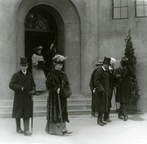 Koning George V en koningin Mary in het aquarium van de London Zoo door Frederick William Bond