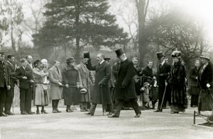Koning George V, die zijn hoed opheft naar de menigte vooraan zijn gevolg, tijdens een bezoek aan de Londense dierentuin om officieel het aquarium te openen, april 1924 door Frederick William Bond