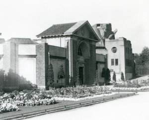 Het Reptielenhuis in London Zoo in 1928 met formele bloembedden langs de paden naar de ingang (zwart-wit foto) door Frederick William Bond