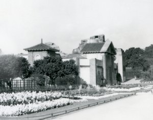 Het Reptielenhuis in London Zoo in 1928 met formele bloembedden langs de paden naar de ingang, London Zoo