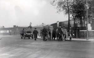 Een paar olifanten van de dokken naar ZSL London Zoo lopen, de laatste keer dat dit ooit werd gedaan, 1923 door Frederick William Bond