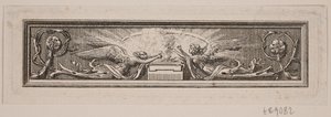 Ornament met altaar en twee engelen