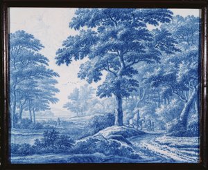 Een zeer zeldzame Nederlandse Delft blauw en wit rechthoekige plaquette, met weggebruikers op een weg in een bosrijk landschap