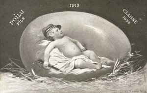 1915, Paaskaart toont reeds bewapende baby soldaat in ei door French Photographer