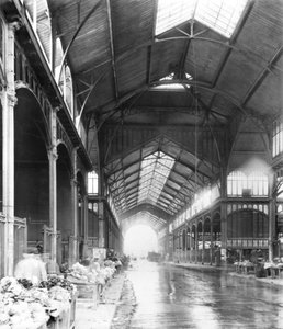 Een overdekte gang van Les Halles Centrale Markt, Parijs, ca. 1900 door French Photographer