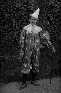 Een man poserend in een clownskostuum, bij de Abdij van Septfontaines door French Photographer