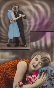 Een jonge vrouw droomt over dansen met een man
