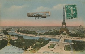 Vliegtuig cirkelt rond de Eiffeltoren in Parijs, Frankrijk. Ansichtkaart verzonden in 1913