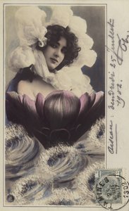 Mooie vrouw die uit een bloem uit de zee komt door French Photographer