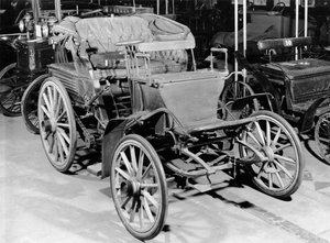 Benz auto, 1898 door French Photographer