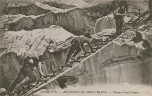 Chamonix - de beklimming van de Mont Blanc. Klimmers die een spleet passeren door French Photographer