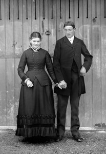 Koppel op zondag om de eerste communie van hun zoon te vieren, nabij Bourmont in Haute-Marne, rond 1880. Ducos Collectie.