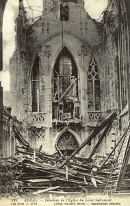 Beschadigd interieur van de Kerk van Saint-Sacrement, Arras, Frankrijk, Eerste Wereldoorlog door French Photographer