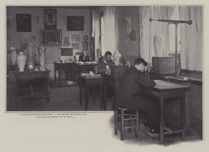 Decoratiewerkplaats in de Sevres porseleinfabriek, Frankrijk door French Photographer