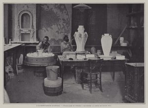 Emailleren met de kwast in de Sevres porseleinfabriek, Frankrijk door French Photographer