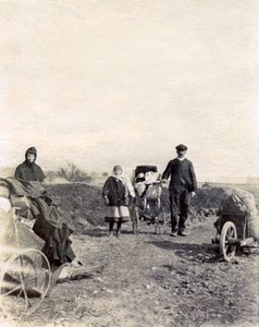 Exodus van een boerenfamilie die voor de gevechten vlucht, nabij Boulogne-la-Grasse door French Photographer